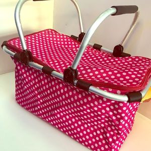 🧺 Pink polka-dot collapsible picnic basket. 🧺